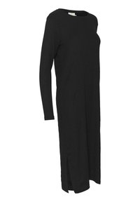 Longue robe en maille noire côtelée avec manches longues, col rond et fente latérale sur fond blanc.