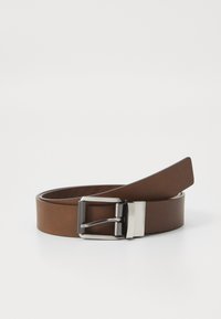 Brun lærrem med en glatt tekstur, som har en sølvmetallspenne og et rektangulært design. Belte er flatt og fleksibelt, med minimal detaljer.