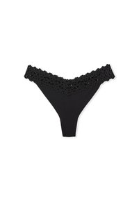 Schwarzes Tanga-Unterwäsche mit einem floralem Spitzenbund und einem weichen Stoffkörper, der einen niedrigen Schnitt und minimale Abdeckung bietet.