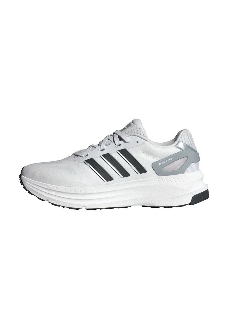 Zapatillas deportivas blancas con acentos grises y tres franjas negras. Parte superior de malla, suela acolchada y suela de goma texturizada para agarre.