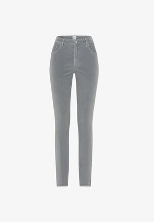 Jean skinny gris avec une texture lisse, taille haute, poches avant et fermeture à bouton. Détail de couture minimal sur les coutures.