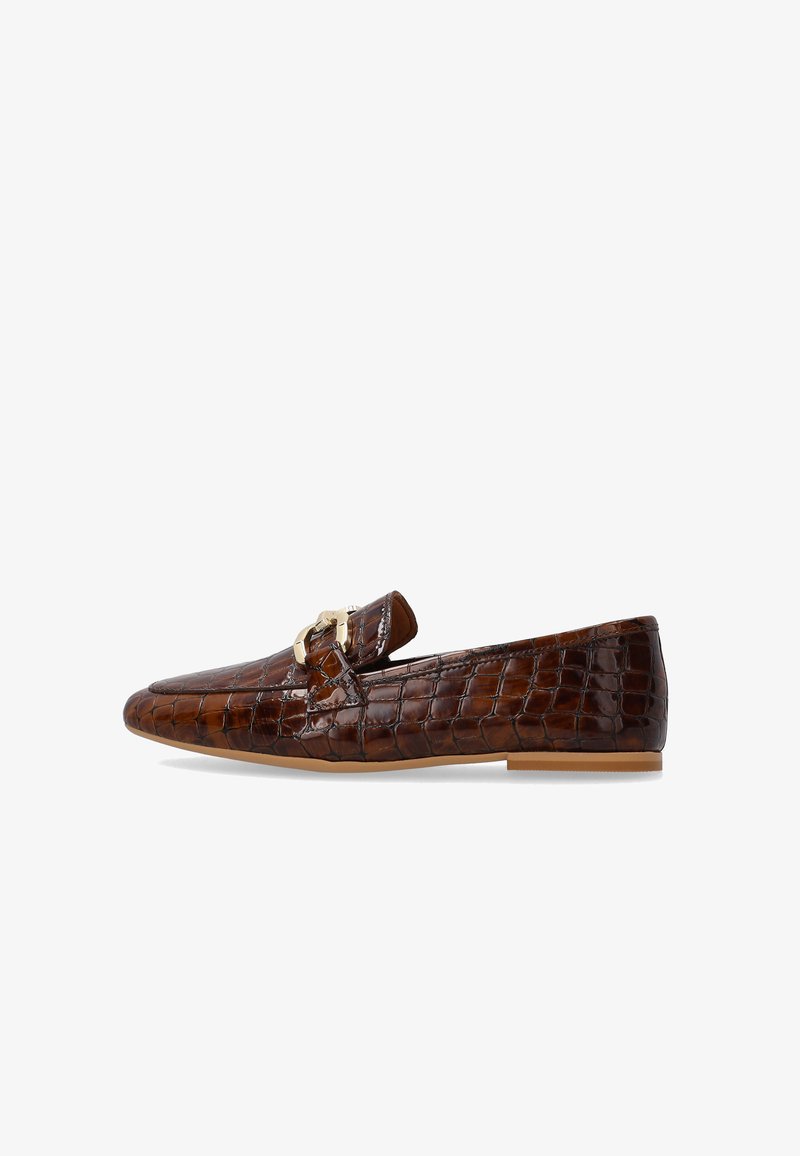 Brun blank læderloafer med krokodillemønster og guldfarvet spænde, flad sål, sidevisning på hvid baggrund.