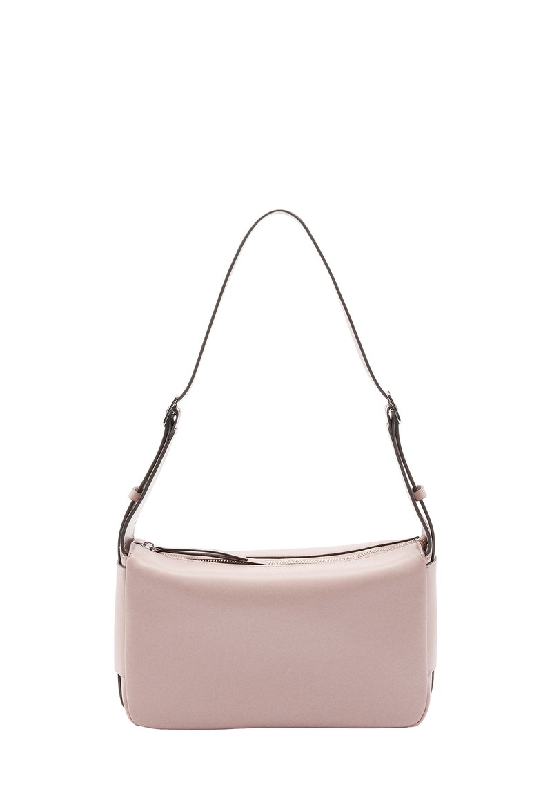 Różowa skórzana torba na ramię o gładkiej fakturze, prostokątnym kształcie i wąskim pasku na ramię. Posiada górne zapięcie na zamek i minimalne akcenty.