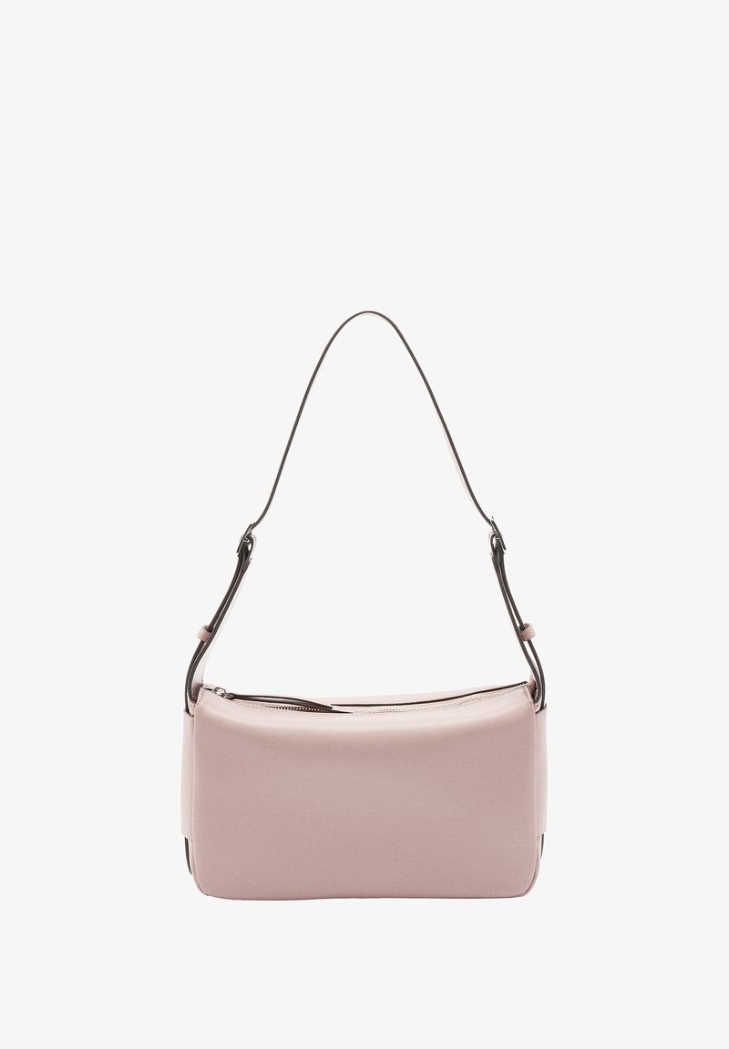 Różowa skórzana torba na ramię o gładkiej fakturze, prostokątnym kształcie i wąskim pasku na ramię. Posiada górne zapięcie na zamek i minimalne akcenty.