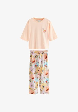 Haut court à manches courtes couleur pêche clair avec broderies florales, associé à un pantalon de pyjama aux couleurs pastel présentant des motifs d'oiseaux multicolores et de fleurs.