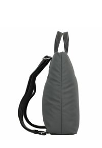 Grau gepolsterter Rucksack mit runder Form, ausgestattet mit einem eleganten schwarzen Gurt und silbernen Beschlägen. Die strukturierte Oberfläche erhöht die Haltbarkeit.