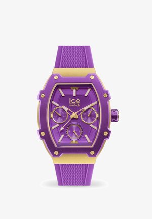 Orologio in silicone viola con accenti dorati, cassa esagonale, cinturino testurizzato, tre sottodial e il nome del brand "ice watch" in evidenza.