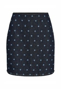 Jupe en jean à coupe ajustée, tissu bleu foncé avec un motif à pois bleu clair. Finition avec un ourlet droit et des coutures contrastantes.