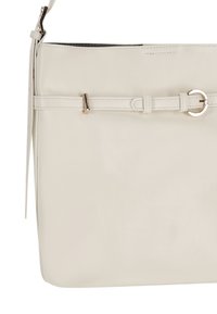 Witte leren handtas met een gladde textuur, voorzien van een centrale riem met gesp en hardware in goudkleurige accenten. Rechthoekige vorm, minimalistisch ontwerp.