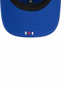 Blauer Hut mit schwarzem Schirm, der an der Vorderseite ein kleines rot-weiß-blaues Streifendetail aufweist. Strukturiertes Gewebe mit sichtbaren Nähten.