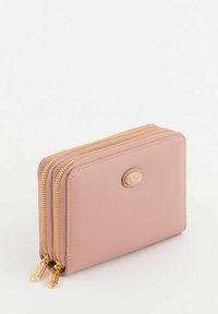 Cartera compacta rosa hecha de material sintético texturizado, con dos cierres de cremallera en tono dorado y un pequeño logotipo en relieve en la parte frontal.