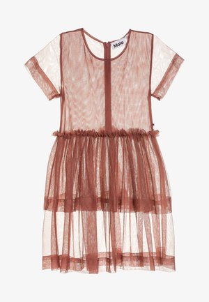 Brązowa, przezroczysta sukienka z krótkimi rękawami, warstwowym designem i falbaną w talii. Materiał jest lekki i półprzezroczysty, z suwakiem z tyłu.