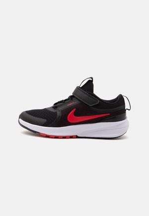 Μαύρο και κόκκινο αθλητικό παπούτσι Nike με λευκή σόλα, αυτοκόλλητο ιμάντα, πλεκρό επάνω μέρος και θηλιές στην γλώσσα και τη φτέρνα.