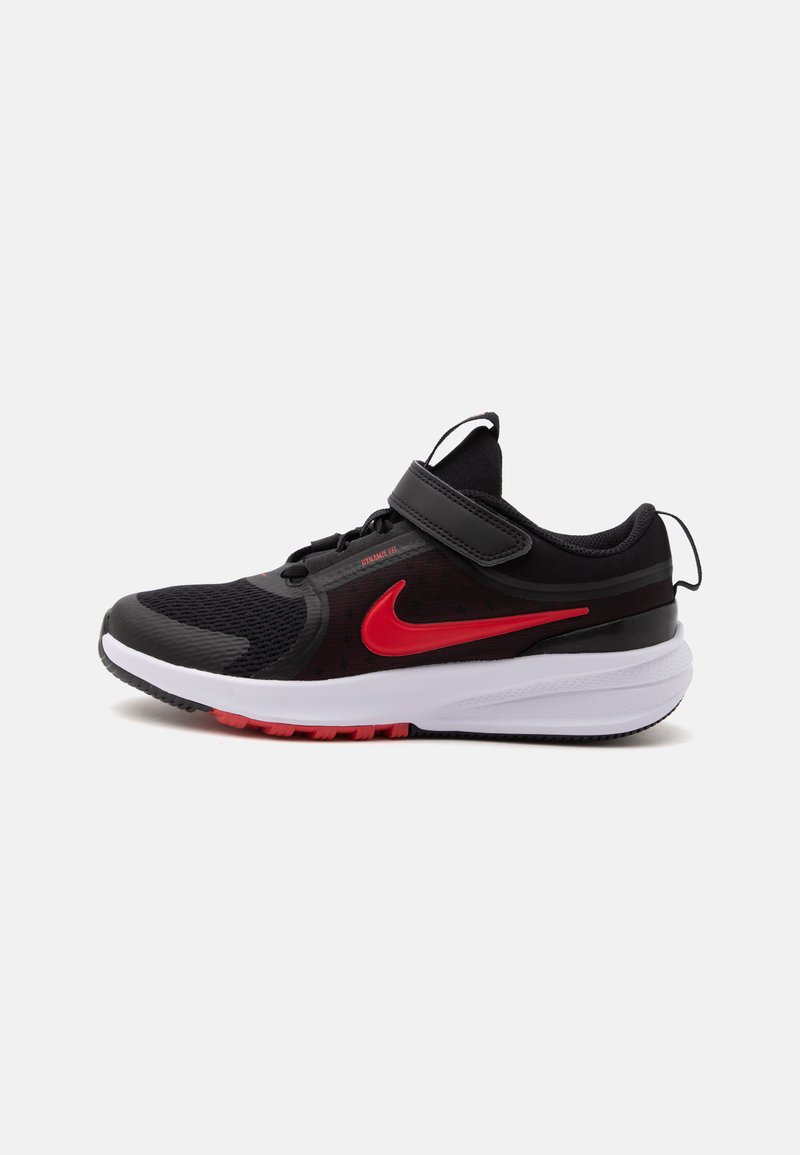 Μαύρο και κόκκινο αθλητικό παπούτσι Nike με λευκή σόλα, αυτοκόλλητο ιμάντα, πλεκρό επάνω μέρος και θηλιές στην γλώσσα και τη φτέρνα.