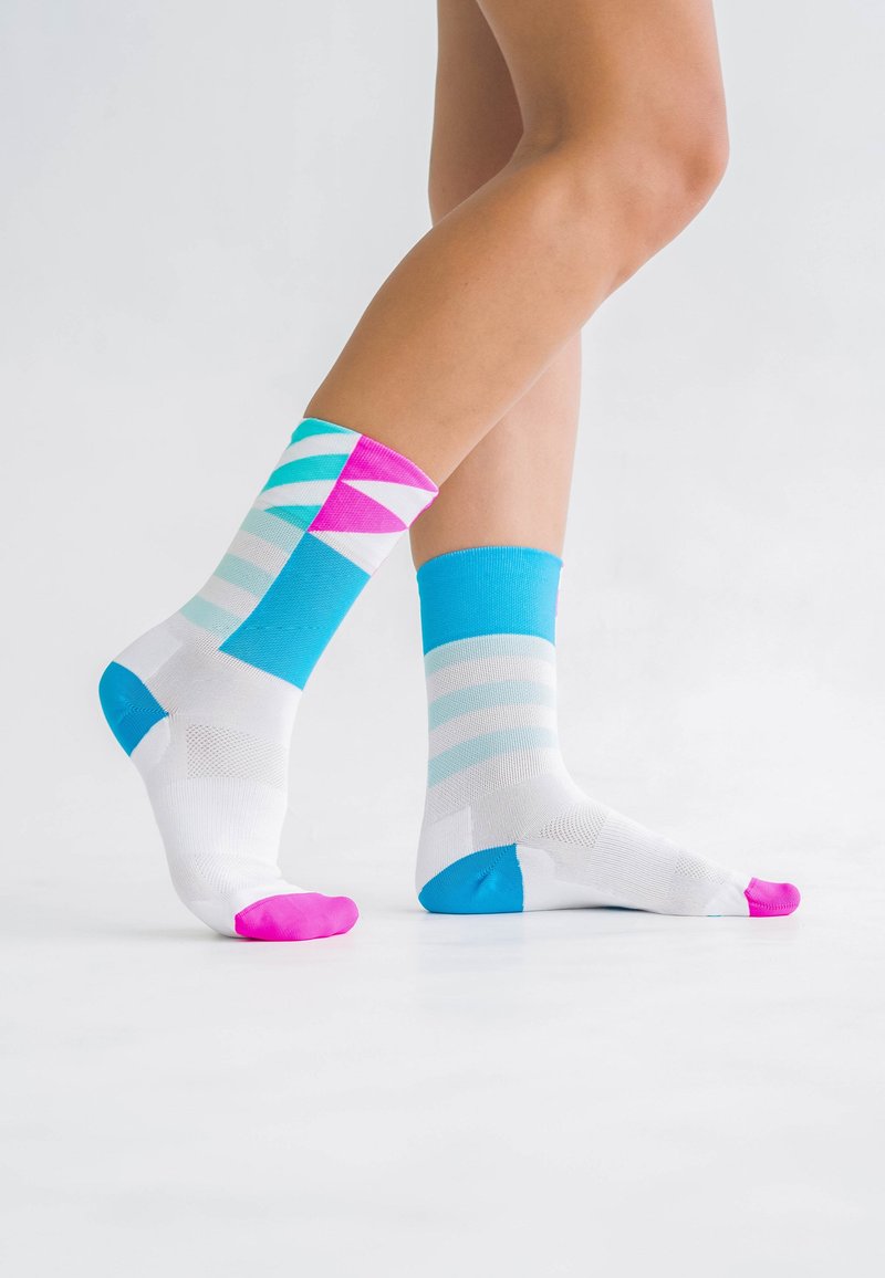 Bunte Socken mit einer Mischung aus Weiß, Pink, Blau und Türkis, versehen mit geometrischen Mustern und kontrastierenden Zehen- und Fersenbereichen.
