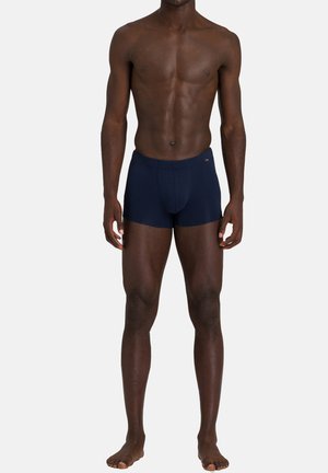Shorts de boxe en stretch bleu marine avec une taille élastique, présentant un design ajusté et un minimum de marquage sur le côté gauche à l'avant.