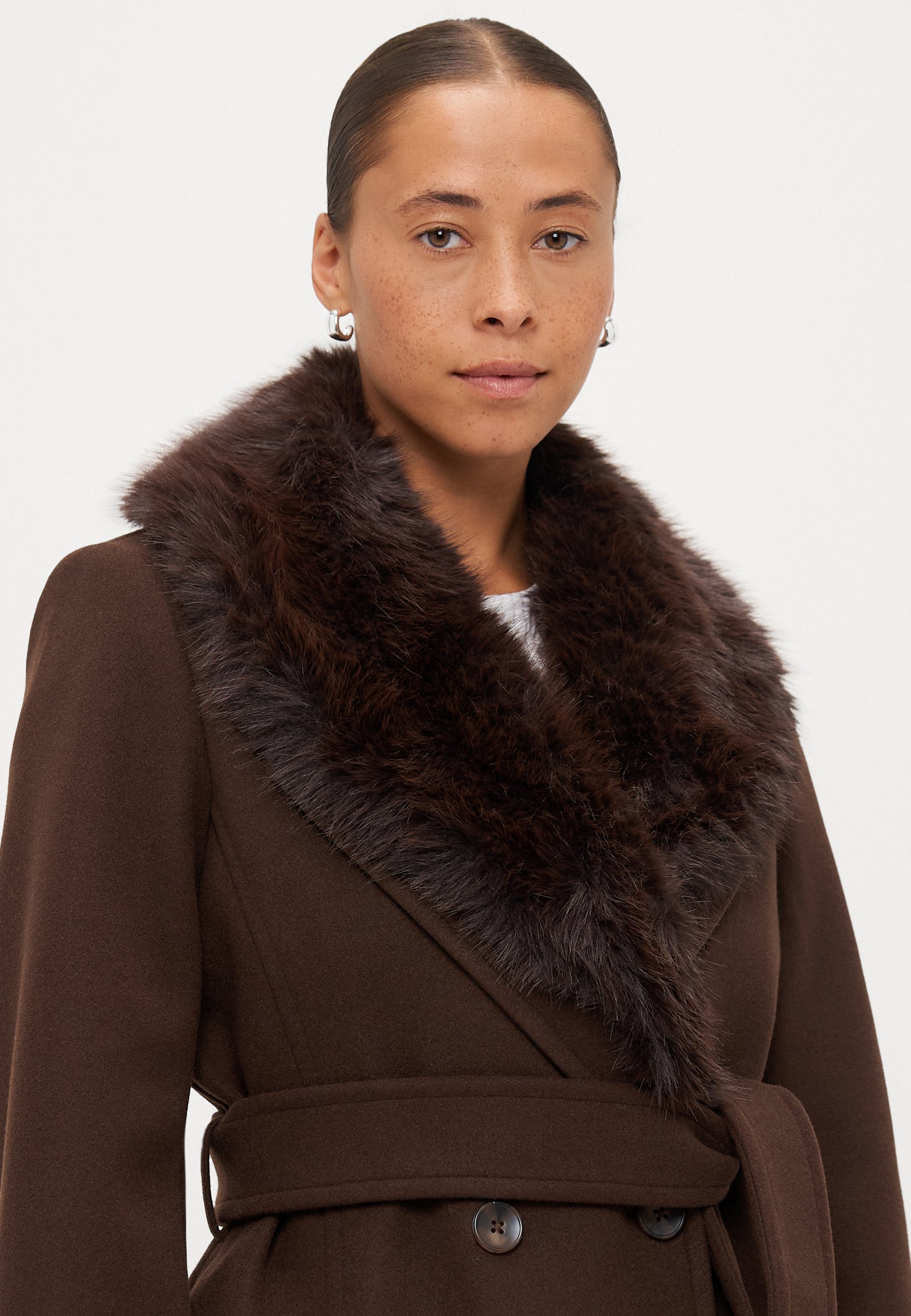 Forever New Petite ROCKY COLLAR WRAP COAT - Short coat - chocolate