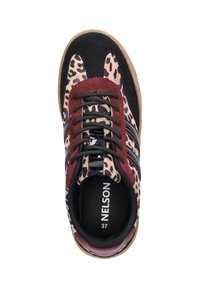 Sportsneaker met een zwarte suède neus, leoplantekstiel, bordeauxrode accenten, zwarte veters en een gumrubberen zool. Branding zichtbaar aan de binnenkant.