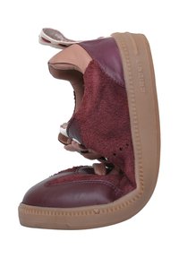 Rote und braune High-Top-Sneaker aus Leder und Wildleder, mit strukturiertem Obermaterial, Gummisohle, Schnürdetails und kontrastierenden Akzenten.