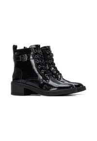 Botas de tobillo de charol negro con punta redonda, cordones en la parte delantera y tacón cuadrado, que presentan un detalle de hebilla lateral y una superficie texturizada.