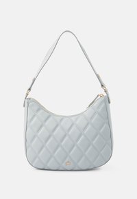 Vaaleansininen tilkkuolkalaukku, joka on valmistettu nahasta, ja jossa on kaareva muoto, kultainen vetoketju sekä lyhyt olkahihna kantamista varten.