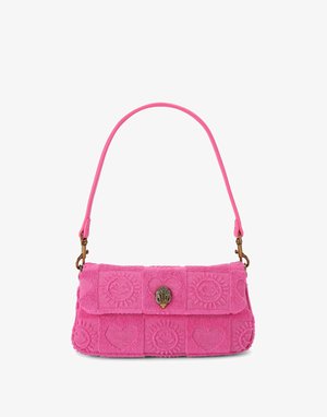 Sac à bandoulière rose avec motifs embossés de cœurs et de soleils, fermoir doré en forme de coquillage, et bandoulière amovible.