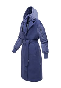 Long manteau bleu avec ceinture en tissu, capuche matelassée, et manches en nylon avec poche zippée et poignets côtelés.