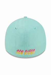 Türkise Baseballmütze mit gesticktem "SAN DIEGO" in Farbverläufen von Pink und Gelb auf der Rückseite. Flatter Schirm mit Belüftungsöffnungen.