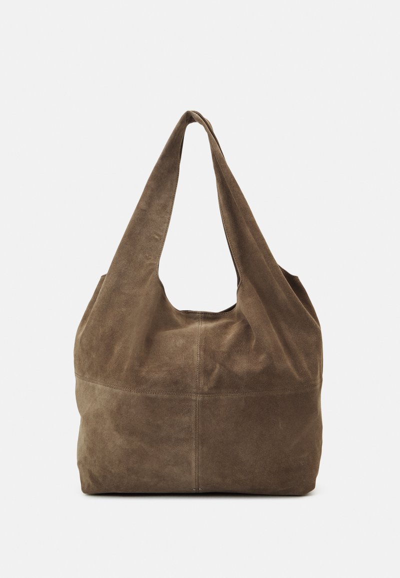 Brun ruskinds hobo taske med én skulderrem, blød tekstur og en rund form. Har en søm tværs over midten for ekstra detalje.