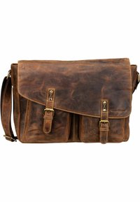 Borsa a tracolla in pelle marrone con pattina, due tasche frontali e tracolla regolabile. Presenta accessori in ottone e una finitura testurizzata.