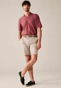 Next BELTED - REGULAR FIT - Rövidnadrágok - dark stone