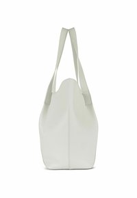 Borsa a spalla in pelle grigia chiara con lunghe cinghie piatte, corpo arrotondato e texture morbida. Presenta un design minimalista e nessuna hardware visibile.