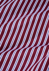 Textil mit diagonalen Streifen in Burgunderrot, Weiß und Blau, mit glatter Textur und leichtem Glanz. Geeignet für verschiedene Stoffanwendungen.