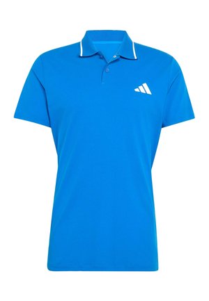 Polo bleu à manches courtes avec patte de boutonnage à deux boutons, bordure blanche sur le col, et logo en forme de bande diagonale blanche sur le côté gauche de la poitrine.