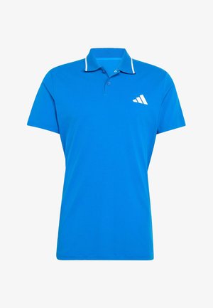 Polo bleu à manches courtes avec patte de boutonnage à deux boutons, bordure blanche sur le col, et logo en forme de bande diagonale blanche sur le côté gauche de la poitrine.