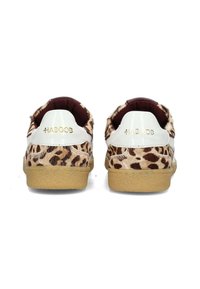 Sneakers con stampa leopardata e texture pelosa, dettagli bianchi e marchio dorato. Presentano una suola in gomma e un colletto imbottito per il comfort.