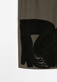 Tissu beige avec un motif abstrait texturé noir rappelant une corde, formant des formes incurvées et bouclées dans la partie inférieure.