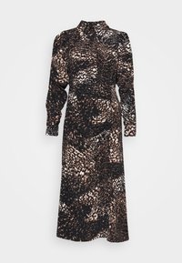 Klänning med långa ärmar i svart och brunt djurmotiv. Har en hög krage och volanger vid midjan, tillverkad av ett slätt, strukturerat tyg.