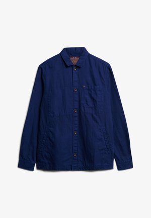Marineblauwe button-up jack gemaakt van katoen, met een borstzak, twee zijzakken en een klassiek kraagontwerp.