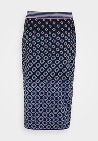 Stickad pennkjol i marinblått med ett diamantmönster i ljusblått och rosa, med en randig midja och figurnära design.