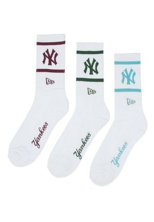 Drei weiße Crew-Socken mit "Yankees" bestickt in Burgunder, Grün und Blau, jeweils mit passenden Streifen und dem Logo der New York Yankees.