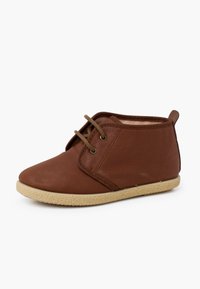 Botas de tobillo de cuero marrón con puntera redonda, diseño con cordones y suela de goma beige texturizada. Presentan un forro suave para mayor comodidad.