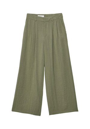 Wijde olijfgroene broek met riemlussen, voorplooien en zijzakken, gemaakt van gestructureerde stof.