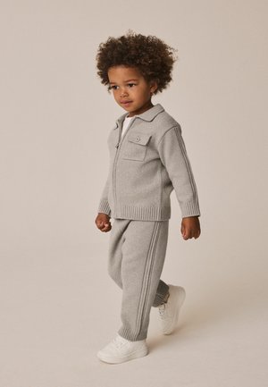 Next, KNITTED ZIP THROUGH CARDIGAN AND JOGGER SET - Pantalones deportivos - neutral