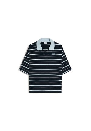 Schwarz-weiß gestreiftes Polohemd mit kurzen Ärmeln, hellblauem Kragen und kleinem Logo auf der linken Brust.