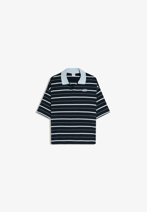 Čierna a biela pásikavá polo košeľa s krátkym rukávom s svetlomodrým golierom a malým logom na ľavej strane hrudníka.