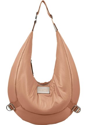 Rosa, weiche Nylon-Tasche mit einer einzigartigen, geschwungenen Form und breitem Schultergurt. Verfügt über ein Logo-Patch und metallische Hardware-Elemente. Mit Reißverschlussdetails.