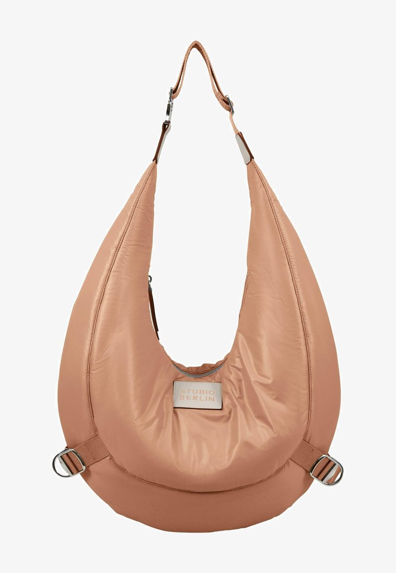 Lyserød, blød nylon taske med en unik, buet facon og bred skulderrem. Funktionen inkluderer logo-patch og metal hardware detaljer. Lynlåsdetalje inkluderet.