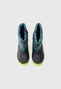 Botas negras impermeables con una suela de agarre texturizada, que cuentan con una parte superior de diseño azul con acentos amarillos y un cierre con cordones en la parte superior.