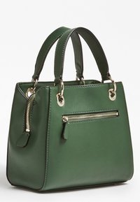 Sac à main en cuir vert avec deux poignées supérieures, quincaillerie dorée, poche avant zippée et coutures contrastantes le long des bords.